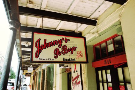 Téléchargez les photos : New Orleans, LA - États-Unis - 19-03-2024 : Johnny's Po-Boys restaurant dans le quartier français de la Nouvelle-Orléans - en image libre de droit