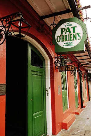 Téléchargez les photos : New Orleans, LA - USA - 20-03-2024 : Pat OBriens bar, maison du célèbre ouragan, dans le quartier français de la Nouvelle-Orléans - en image libre de droit