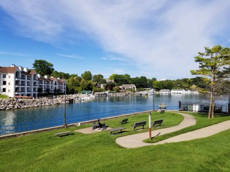Landschaftlich reizvoller Park am Wasser in der Innenstadt von Charlevoix Michigan