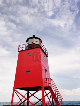 Foto de Charlevoix South Pier Light Station on the shore of Lake Michigan - Imagen libre de derechos