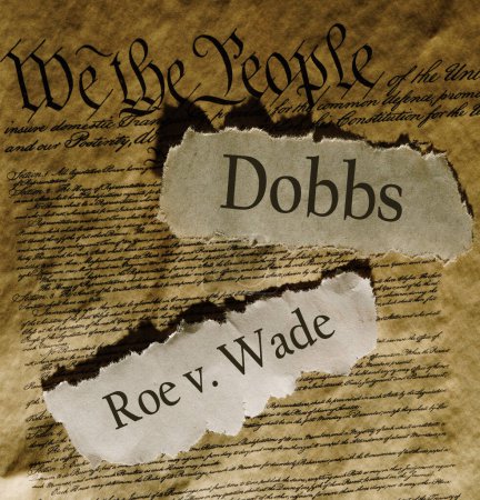 El titular de Roe v Wade y Dobbs sobre una copia de la Constitución de los Estados Unidos - concepto de acceso al aborto