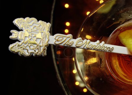 Téléchargez les photos : La Nouvelle-Orléans, LA - USA - 22-03-2024 : Un cocktail Sazerac au carrousel bar de l'historique Hôtel Monteleone dans le quartier français de la Nouvelle-Orléans - en image libre de droit