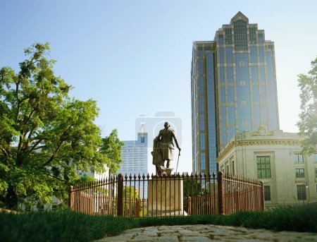 Estatua de George Washington en el capitolio estatal de Raleigh con vistas a Fayetteville St y al centro de la ciudad                               