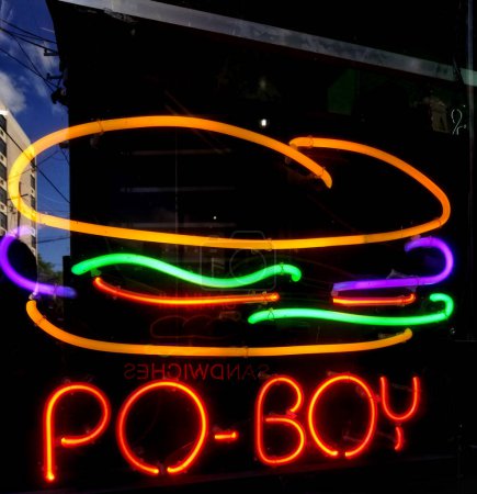 Téléchargez les photos : Panneau néon Po-Boy dans une fenêtre de restaurant du quartier français de la Nouvelle-Orléans - en image libre de droit
