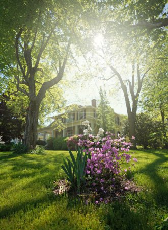 Schöne Häuser und Frühlingsblumen im historischen Viertel von Oxford North Carolina 