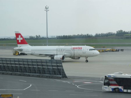 Téléchargez les photos : VIENNE, AUTRICHE - CIRCA AVRIL 2017 : Airbus A320 de Swiss International Air Lines en taxi - en image libre de droit