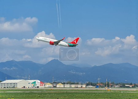 Téléchargez les photos : BERGAMO ORIO AL SERIO, ITALIE - CIRCA AOÛT 2022 : Décollage d'un avion AnadoluJet - en image libre de droit