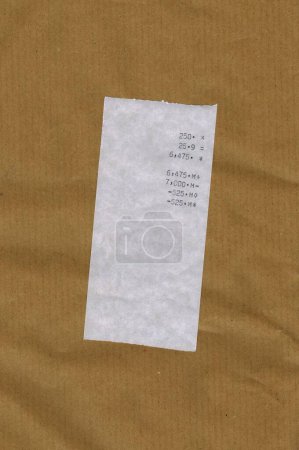 Téléchargez les photos : Facture ou reçu isolé sur fond de papier brun - en image libre de droit
