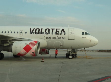 Téléchargez les photos : FLORENCE, ITALY - CIRCA MARCH 2018: Volotea Airbus A319 parked at the airport - en image libre de droit