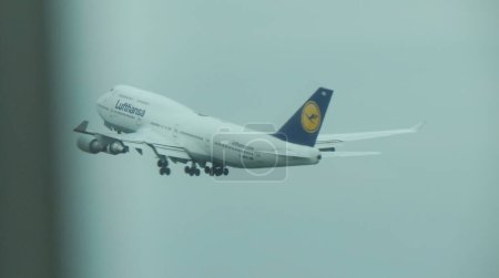 Foto de FRANKFURT AM MAIN, ALEMANIA - CIRCA ABRIL 2022: Lufthansa Boeing 747 despegando - Imagen libre de derechos