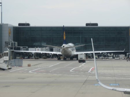 Foto de FRANKFURT AM MAIN, ALEMANIA - CIRCA ABRIL 2022: Lufthansa Boeing 747 estacionado en el aeropuerto - Imagen libre de derechos