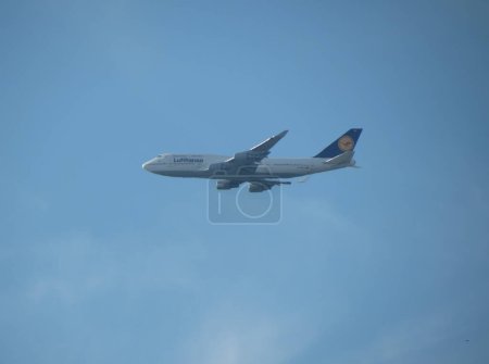 Foto de HAMBURG, ALEMANIA - CIRCA AGOSTO 2022: Lufthansa Boeing 747 volando - Imagen libre de derechos