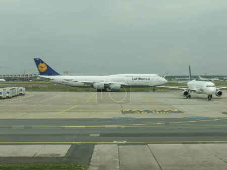 Foto de FRANKFURT AM MAIN, ALEMANIA - 24 DE ABRIL DE 2022: Lufthansa Boeing 747 durante el taxi - Imagen libre de derechos