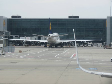 Foto de FRANKFURT AM MAIN, ALEMANIA - 24 DE ABRIL DE 2022: Lufthansa Boeing 747 estacionado en el aeropuerto - Imagen libre de derechos