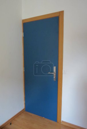 blaue einfache Holztür in einer Wand (in einer Schule, einem Büro oder einem günstigen Hotel))