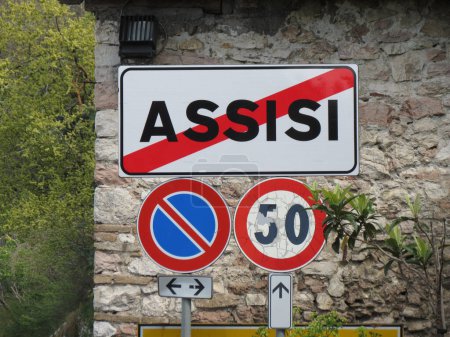 Señales regulatorias, Señales regulatorias, Señales de tráfico en Asís, Perugia, Italia