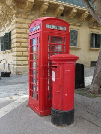 cabina telefónica roja británica original K6 y caja de pilares de correos en La Valeta, Malta