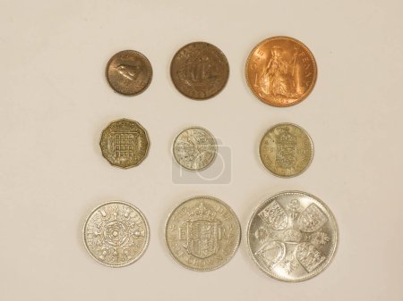 Monedas pre-decimales en libras esterlinas (moneda del Reino Unido), en uso antes del Día Decimal (15 de febrero de 1971) - monedas de medio penique, penique, tres peniques, seis peniques, chelín, dos chelines
