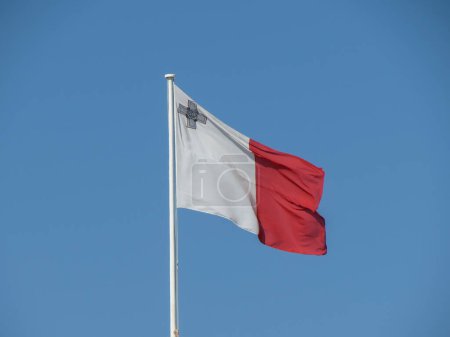 die maltesische nationale flagge von malta, europa schwimmend