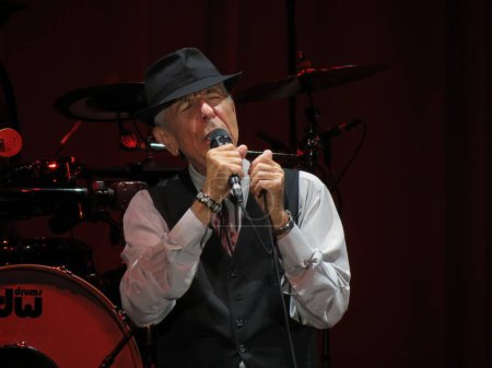 Foto de LUCCA, ITALIA - 09 DE JULIO DE 2013: Leonard Cohen actuando en vivo durante el espectáculo nocturno - Imagen libre de derechos