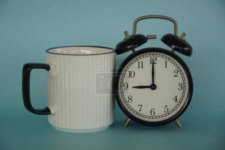 Téléchargez les photos : Réveil avec tasse blanche - en image libre de droit