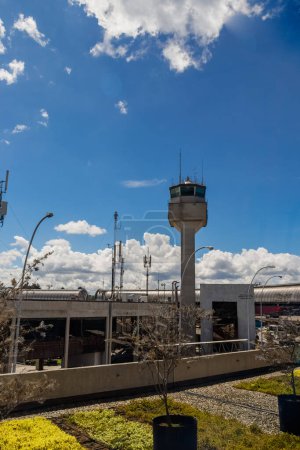 Foto de Vista exterior de la Torre de Control del Aeropuerto de Rionegro - Imagen libre de derechos