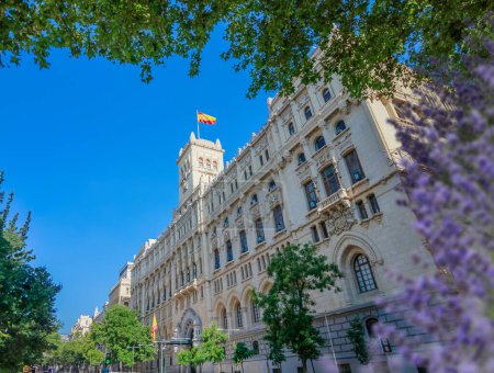 Téléchargez les photos : Façade principale du bâtiment de la Marine espagnole à Madrid avec des fleurs frontales - en image libre de droit