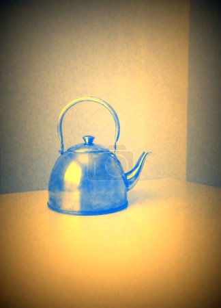 Téléchargez les photos : Isolated vintage kettle with plain background, in Lomo style - en image libre de droit