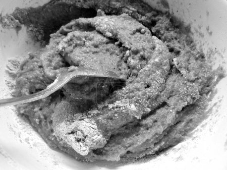Téléchargez les photos : Mixing ingredients for making cocoa flavoured dough, in black and white - en image libre de droit