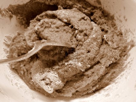 Téléchargez les photos : Ingrédients de mélange pour la fabrication de pâte aromatisée au cacao, dans des tons sépia - en image libre de droit