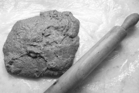 Téléchargez les photos : Cocoa flavored dough ready to be stretched, in black and white - en image libre de droit