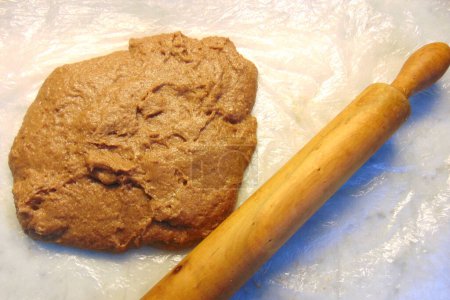 Téléchargez les photos : Cocoa flavored dough ready to be stretched - en image libre de droit