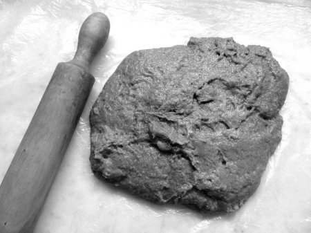 Téléchargez les photos : Cocoa flavored dough ready to be stretched, in black and white - en image libre de droit