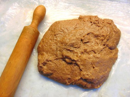 Téléchargez les photos : Cocoa flavored dough ready to be stretched - en image libre de droit