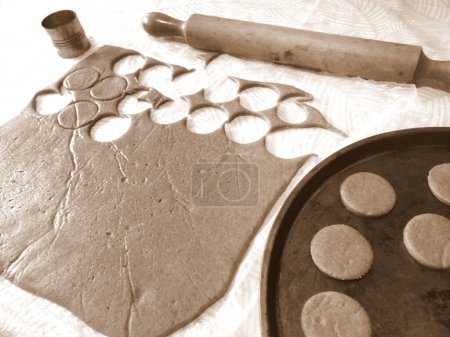 Téléchargez les photos : Recently  baked cocoa flavoured cookies in metalic tray, in sepia tones - en image libre de droit