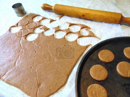 Téléchargez les photos : Giving shape to cocoa flavoured cookies - en image libre de droit