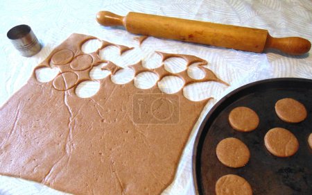 Téléchargez les photos : Giving shape to cocoa flavoured cookies - en image libre de droit