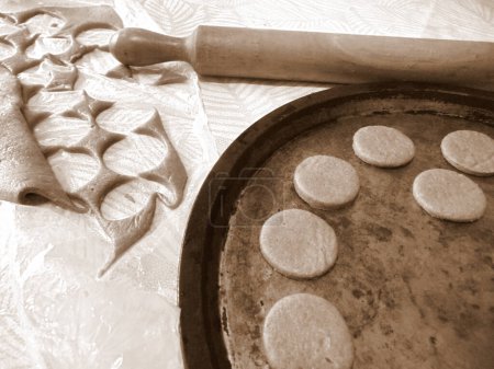 Téléchargez les photos : Donner forme aux biscuits aromatisés au cacao, dans des tons sépia - en image libre de droit