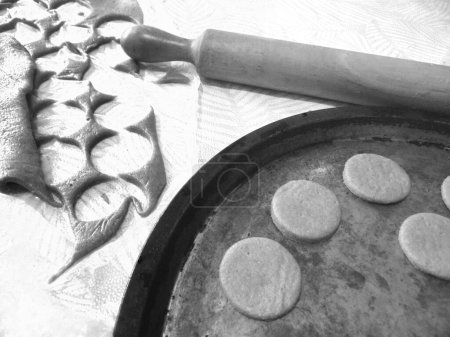 Téléchargez les photos : Recently  baked cocoa flavoured cookies in metalic tray, in black and white - en image libre de droit