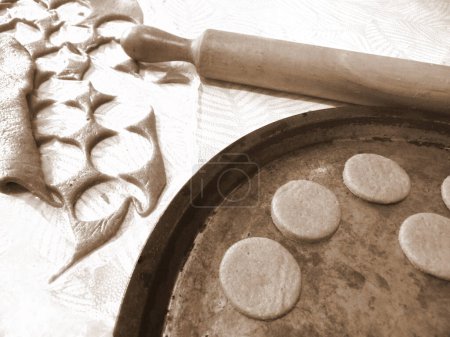 Téléchargez les photos : Donner forme aux biscuits aromatisés au cacao, dans des tons sépia - en image libre de droit