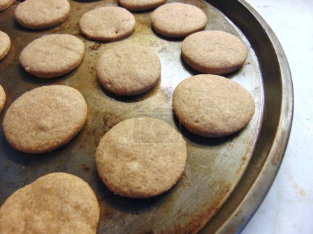 Téléchargez les photos : Recently  baked cocoa flavoured cookies in metalic tray - en image libre de droit