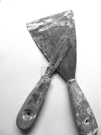 paire de vieilles spatules tachées de plâtre en plastique