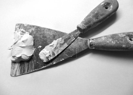 paire de vieilles spatules chargées de plâtre plastique, en noir et blanc