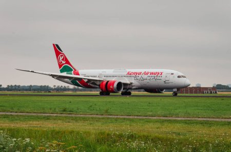 Foto de Ámsterdam Países Bajos - 02 de agosto de 2020: Un Boeing 787 de Kenya Airways poco después Touch Down en AMS Schiphol - Imagen libre de derechos