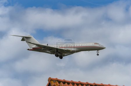 Foto de Amsterdam Netherlands - August 02, 2020: A private Buisness Jet shortly before Touch Down in AMS Shiphol - Imagen libre de derechos
