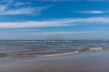 Foto de Callantsoog Países Bajos Costa del Norte con cielo azul y pequeñas olas - Imagen libre de derechos