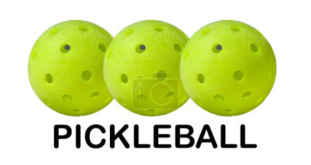Téléchargez les photos : Trois pickleballs sur fond blanc. Le mot "Pickleball". Pickleball est devenu le sport à la croissance la plus rapide en Amérique avec plus de 30 millions de personnes essayant le jeu en 2022. - en image libre de droit
