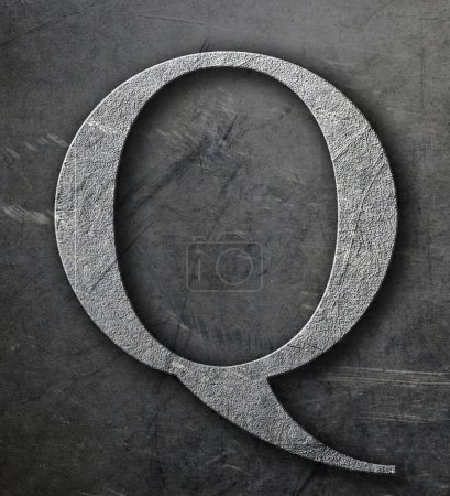 Téléchargez les photos : La lettre "Q" sur une feuille d'aluminium grattée et tachée. - en image libre de droit
