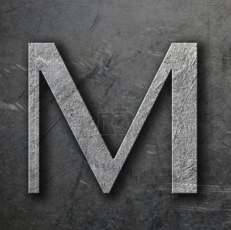 Téléchargez les photos : La lettre "M" sur une feuille d'aluminium grattée et tachée. - en image libre de droit