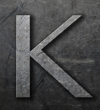Téléchargez les photos : La lettre "K" sur une feuille d'aluminium grattée et tachée. - en image libre de droit